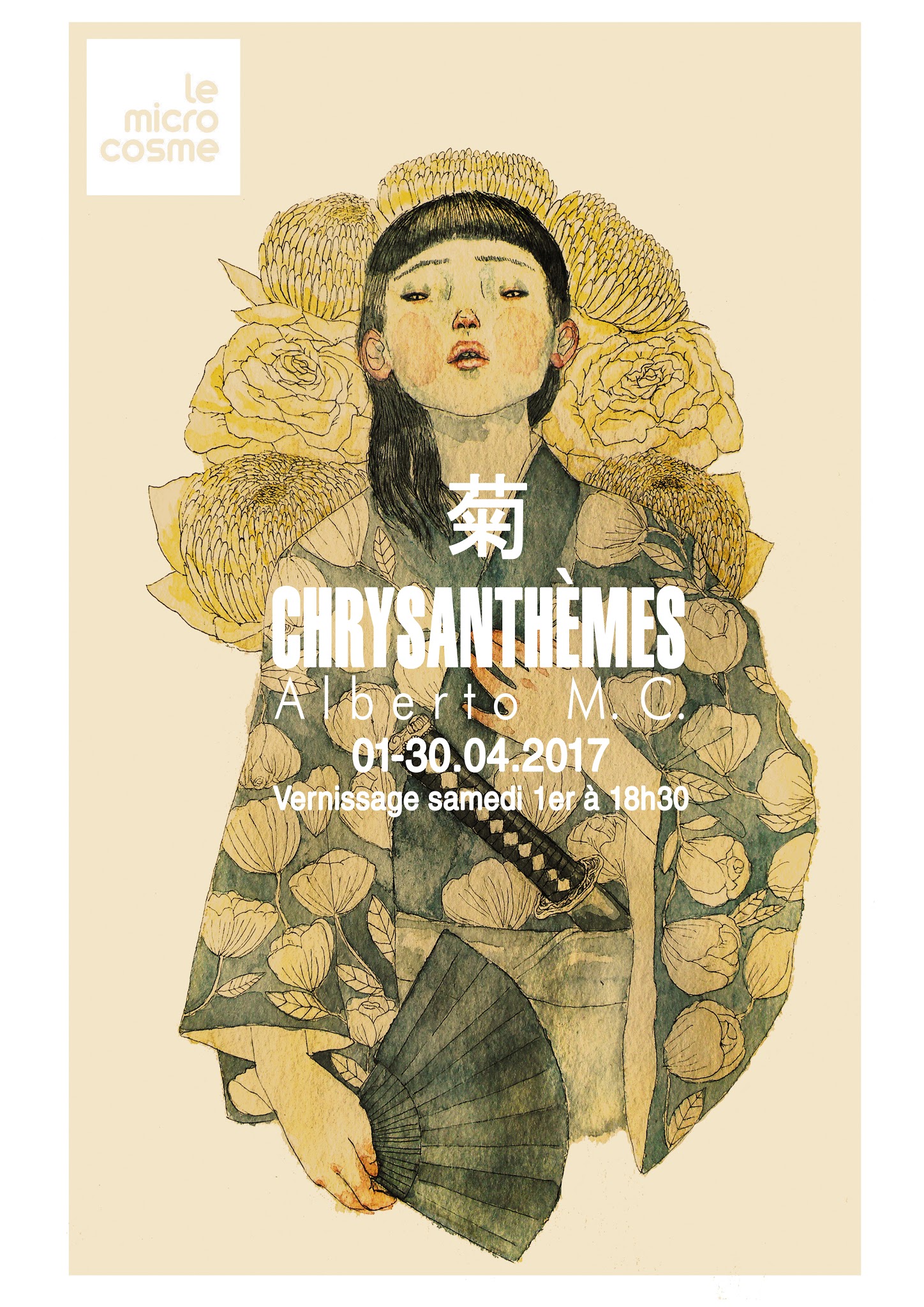 Affiche de l'exposition Chrysanthèmes Affiche de l'exposition présentant une femme en kimono à motifs floraux, avec un sabre à la ceinture, tenant un éventail dans sa main. Il y a de grandes fleurs en arrière plan.